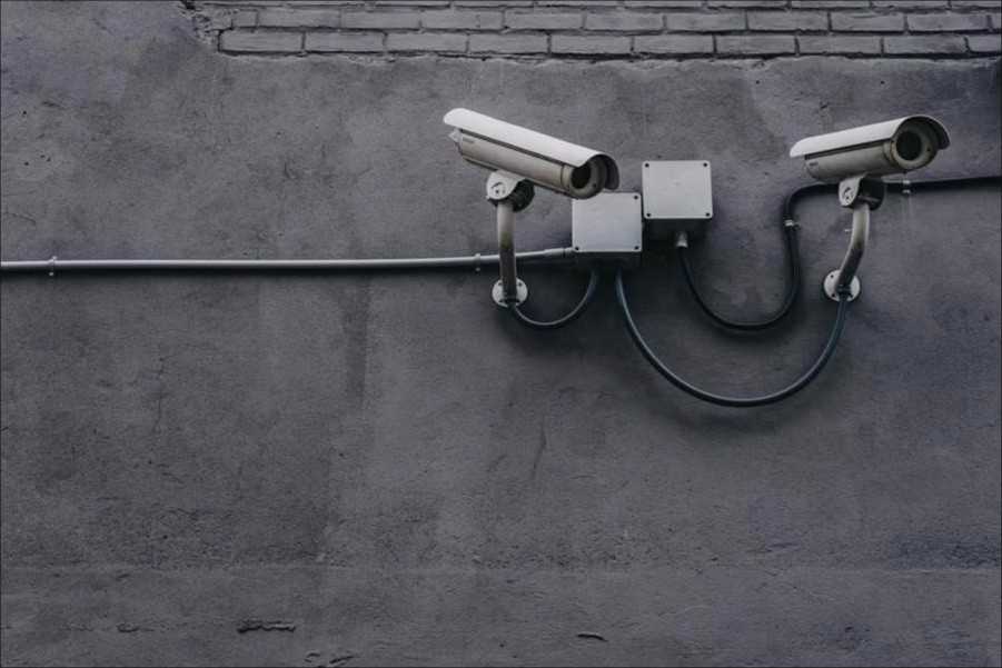 Cámaras de circuito cerrado de televisión (CCTV) instaladas en un muro