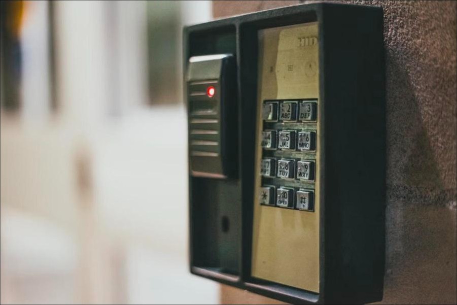 Panel de citofonía con teclado numérico en la entrada de un edificio