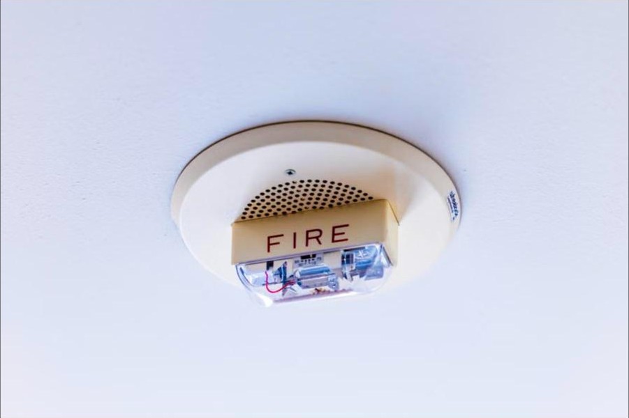 Sirena y luz estroboscópica de alarma de incendio en el techo