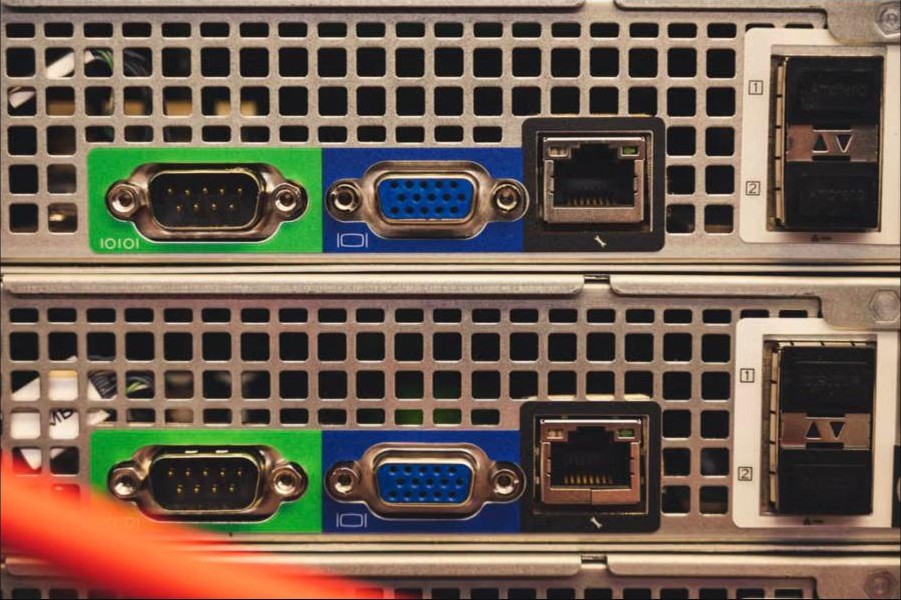 Primer plano de puertos y conectores de un equipo de Head-End digital en rack