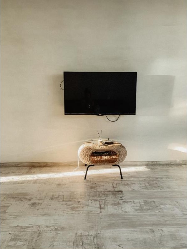 Televisor instalado en una pared, en un ambiente minimalista